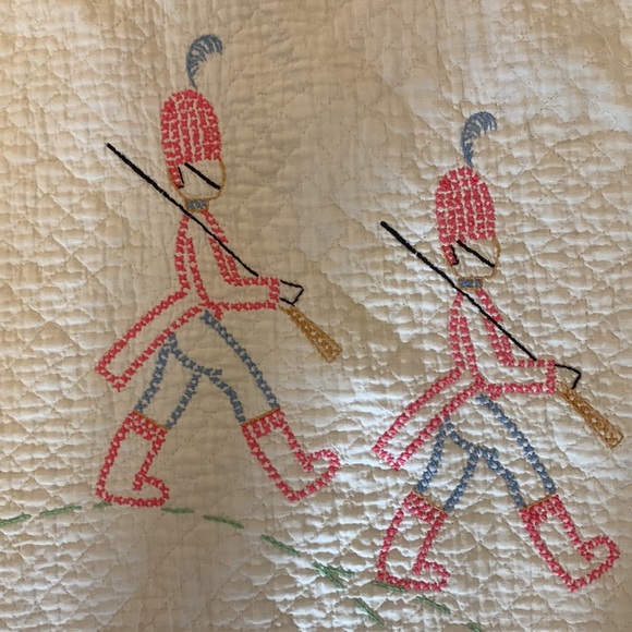 Vintage ‘50’s hand embroidered Humpty Dumpty baby quilt. - Picture 7 of 13